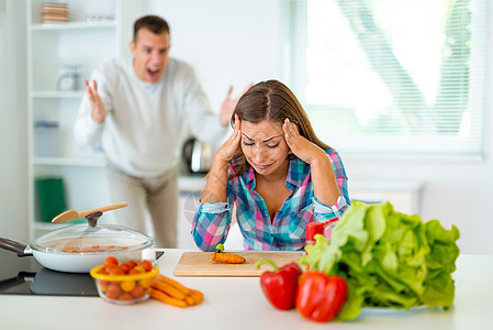 厨房冲突中的一对夫妇焦点女士蔬菜食物男人身体家庭愤怒悲伤压力图片