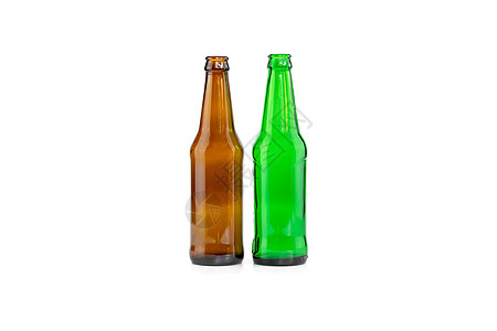 在白色背景上隔离的空棕色和绿色啤酒瓶图片