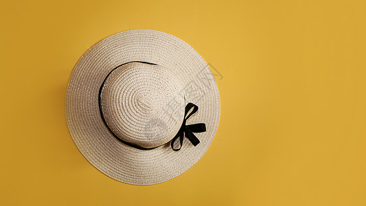 黄色背景的夏季草帽 顶层视野平板仿造空间稻草太阳镜衣服凉帽头饰潮人假期海滩女孩太阳图片
