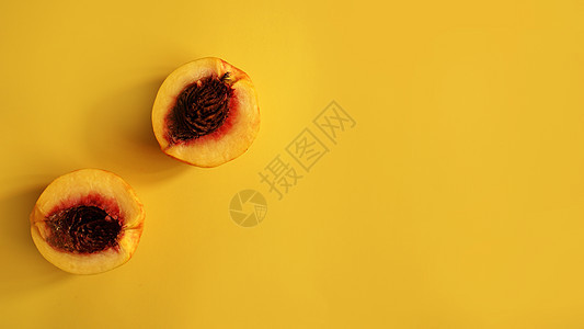 黄色背景上成熟的新鲜杏子果实 平面布局 viewcopy 空间图片