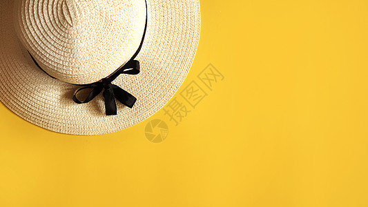 黄色背景的夏季草帽 顶层视野平板仿造空间引擎盖帽子稻草反射潮人女士太阳镜女性凉帽假期图片