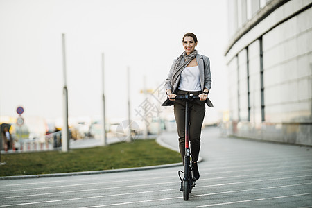 自行车背景她知道通往成功之路微笑女性水平城市摩托车人士商务商业运输员工背景