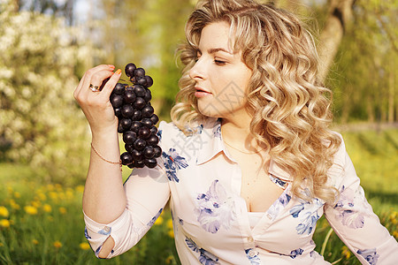 在夏日花园野餐上 葡萄和葡萄的女人篮子裙子享受金发女士农村森林水果娱乐场地图片