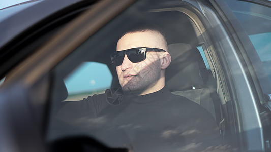 有自信的年轻时尚男子 坐在汽车墨镜里的侧面景色套房驾驶旅行男性奢华广告变速商业男人司机图片