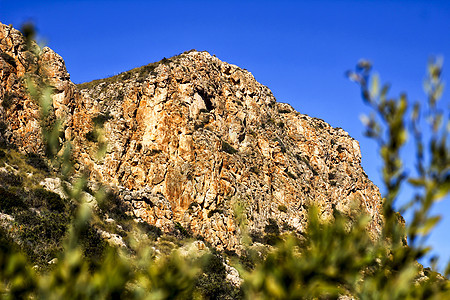 阿利坎特海岸悬崖上的植被荒野全景晴天幽谷天空支撑芳香岩石顶峰波峰图片