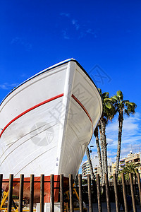 西班牙圣波拉岛一个广场的渔船锚地正方形钓鱼绳索蓝色圣波太阳渔村阴影博物馆图片
