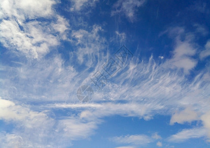 一望无际的蓝天与羽毛般的白云图片