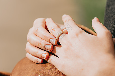 一双手抓住橡胶圈现代概念承诺和婚姻图片