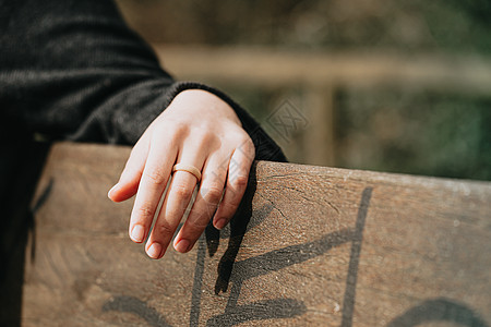 一只手拿着橡皮圈的婚姻理念与自由现代主义铸件钻石生产宏观蓝色首饰工艺宝石橡皮制作图片