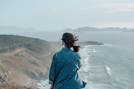 一名身着面罩 健康概念 生命与自由的西班牙野海岸前旅行者女士顶峰蓝色远足闲暇远足者游客女性女孩冒险图片