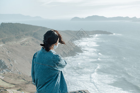 一名身着面罩 健康概念 生命与自由的西班牙野海岸前旅行者活动闲暇背包运动岩石冒险高度爬坡女士天空图片