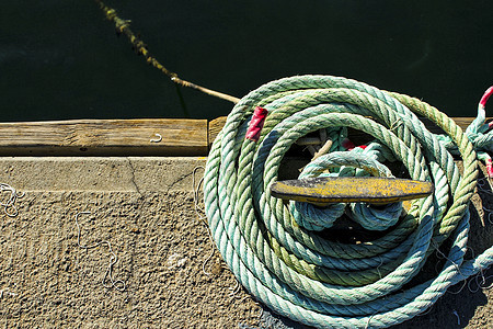 在码头的蓝色卷绳细绳船运边界运输血管绳索旅行电缆钓鱼帆船图片