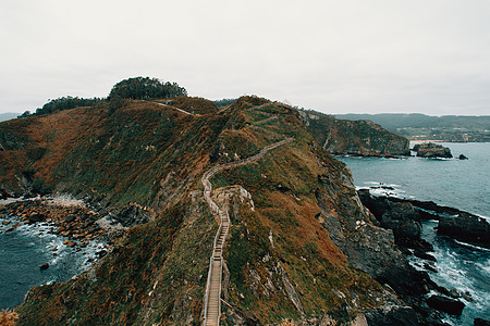 位于西班牙北部中部的Fucio do Porco岛 有硬核海崩阴影风景生长木材太阳扇子射线薄雾场景全景图片