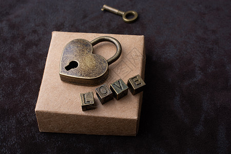 爱形挂锁钥匙和爱在 bo 上的措辞图片