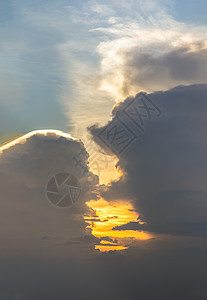 美丽的夕阳天空在云层之上 散发着戏剧性的光芒 美好的炽热的日落风景地平线图片