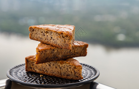 黑色陶瓷板上自制的美味香蕉蛋糕片 有城市风景小吃蛋糕片盘子香蕉食物甜点糕点景观水果蛋糕蛋糕图片