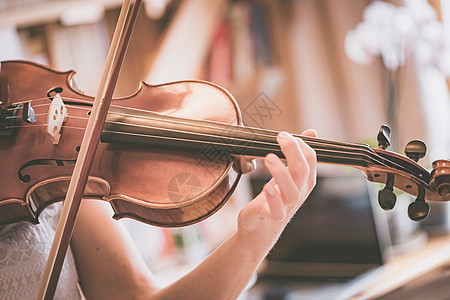 练习古典音乐和小提琴概念 年轻女孩快乐地在她的新小提琴上演奏交响乐古典音乐学习乐器工作室学校音乐会训练乐队大提琴图片