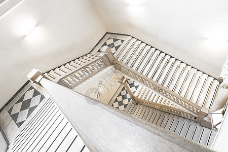 在意大利古典宫殿里 由大理石制成的豪华楼梯艺术走廊财富历史性风格地面奢华住宅房子文化图片