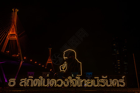大王布密博尔桥在黄昏下 泰国曼谷城市地标灯光景观建筑密蓬国王首都电缆曲线背景图片