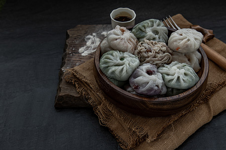 韭菜饺子混合颜色或大蒜韭菜点心年糕内有芋头片 竹笋和面粉内的多种蔬菜 蒸上甜黑酱油中国菜风格侧视图 中国菜开胃菜风格酱油糖果竹子图片