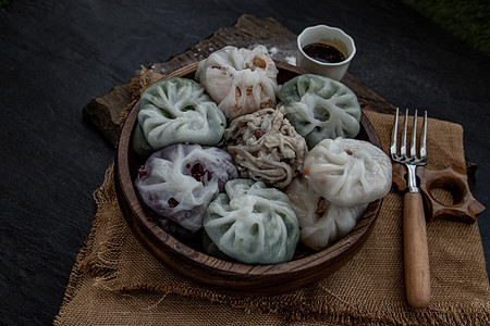 韭菜饺子混合颜色或大蒜韭菜点心年糕内有芋头片 竹笋和面粉内的多种蔬菜 蒸上甜黑酱油中国菜风格侧视图 中国菜开胃菜风格美食甜点香葱图片