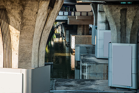 BTS站下面的运河背景图片