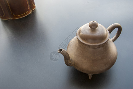 茶海茶茶倒在对面黑色茶盒茶壶背景