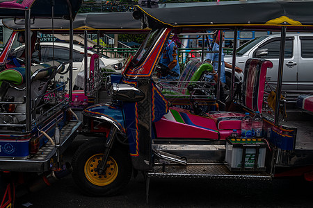 曼谷街上交通 传统型三轮出租车街道运输图片