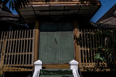 传统泰国式的木门和阳台 传统房子Thai艺术地面阴影棕色文化木头建筑楼梯建筑学图片