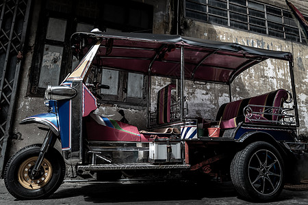 知名蓝色Tuk Tuk 泰国传统出租车 后面有古老的墙壁街道车轮城市驾驶旅行车辆旅游乘客发动机摩托车图片