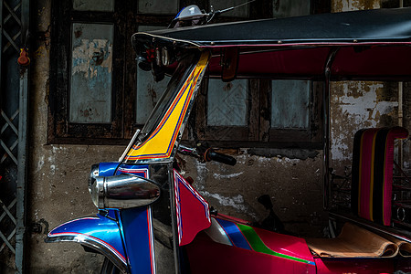 著名的蓝色Tuk Tuk 泰籍传统出租车前台 后面有古老的墙壁车轮驾驶建筑学乘客旅游发动机摩托车运输街道车辆图片
