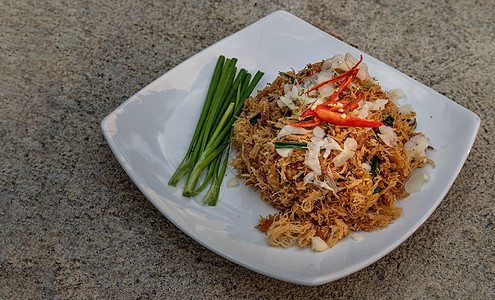 亚洲美食 Mee Grob 是一种糖醋脆皮面 由泰国米粉和白盘糖醋酱制成 Sweet面条炒面蔬菜午餐餐厅食物文化厨房甜点盘子图片