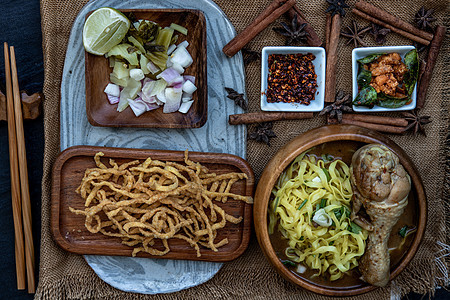 北式咖喱面条汤加椰奶 Khao soi 的特写镜头 泰国北部美食面条食物柠檬辣椒盘子午餐厨房椰子图片