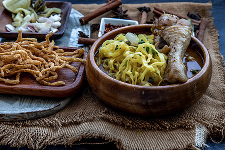 北式咖喱面条汤加椰奶 Khao soi 的特写镜头 泰国北部美食食物盘子柠檬椰子午餐面条辣椒厨房图片