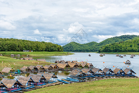 竹子木筏是漂浮餐厅吸引力水库农村闲暇旅行天空巡航假期民间庇护所图片