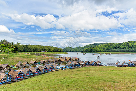 竹子木筏是漂浮餐厅热带游客小屋场景民间旅游水库吸引力蓝色天空图片