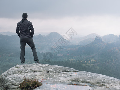 山中旅行者 一个人喜欢迷雾的山岳 他能看见美丽的景象图片