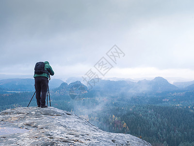旅行业余摄影师 拍摄迷雾山地照片冒险荒野国家森林动物驯鹿风暴假期衬套远足者图片