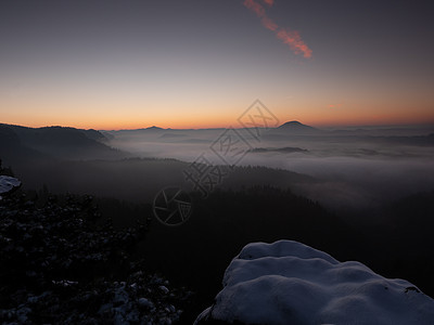 寒冷的早晨与雪 在岩石边缘 山谷 完整的多彩雾蓝色公园顶峰松树森林照片天空阴霾小路农村图片