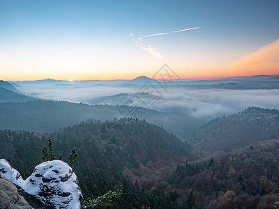 寒冷的早晨与雪 在岩石边缘 山谷 完整的多彩雾地平线爬坡照明天空草地日落蓝色照片太阳农村图片