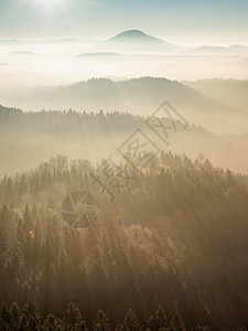 山丘风景的美丽薄雾落日 自然旅行和冒险公园丘陵国家鸟瞰图山脉太阳橙子旅游树木爬坡图片