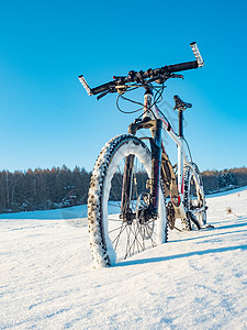 下雪时的山地自行车 在深雪中迷失了道路图片