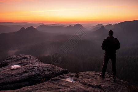独自在黑漆漆的游客 在山上等待晨太阳图片