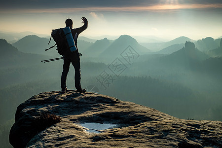 带背包和步行杆的徒步旅行者月光在山上爬坡农村日落闲暇耐力眼睛岩石太阳活动游客图片