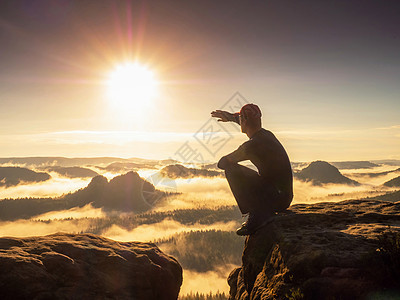 人类徒步旅行者 蹲下 跟在眼睛后面 迷雾山谷和冒险图片