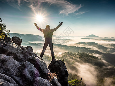 在云顶的山脊上徒步旅行 快乐的人远足者全球踪迹潮人赛跑者照片朋友爬坡自由职业者日落图片