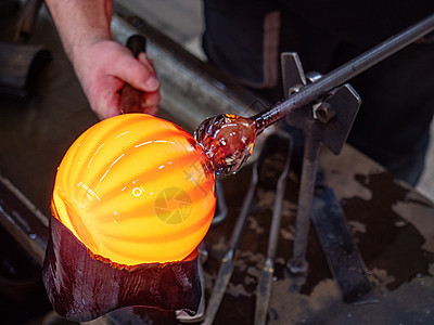 用湿木质工具绕着热碎花瓶进行玻璃采样工艺图片