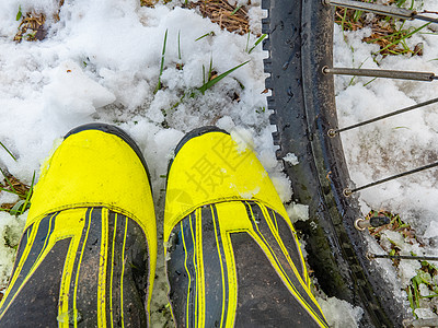 带绝缘和防冰水保护的冬鞋MTB 极速自行车图片