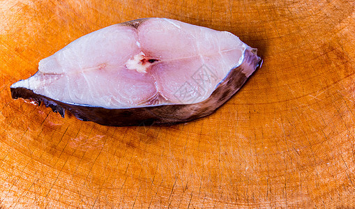 木制切割板上的竹鱼碎片烹饪食物美食木板鲭鱼白色木头图片