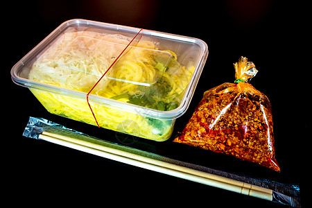 带酱汁的意大利面条 用塑料包装将食物带回家托盘筷子盒子红色美食图片